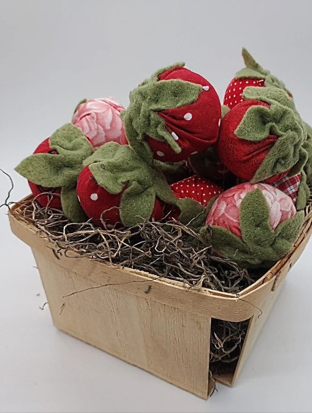 Handmade Fabric Strawberries (16) Vintage Basket, Spanish Moss